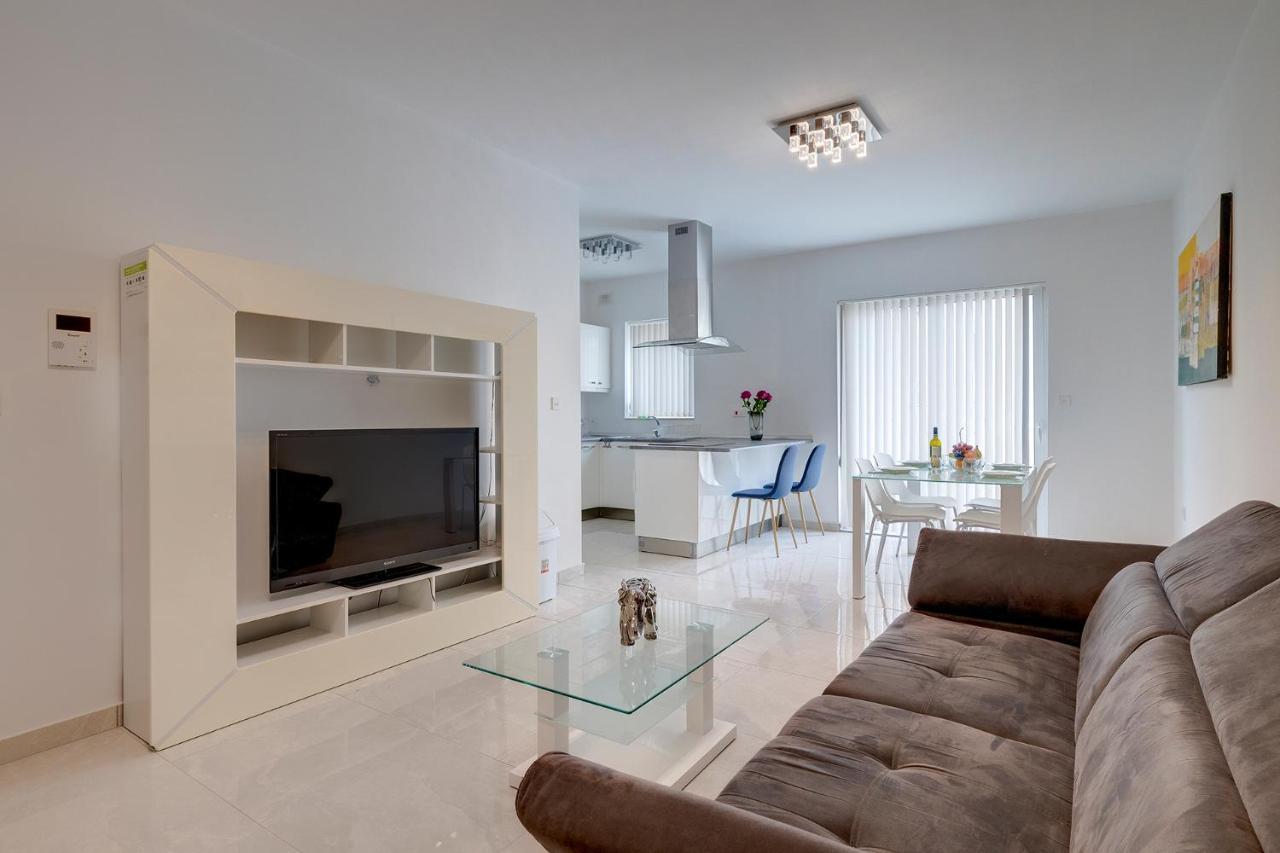 Spacious Apartment Steps To The Promenade Sliema Kültér fotó