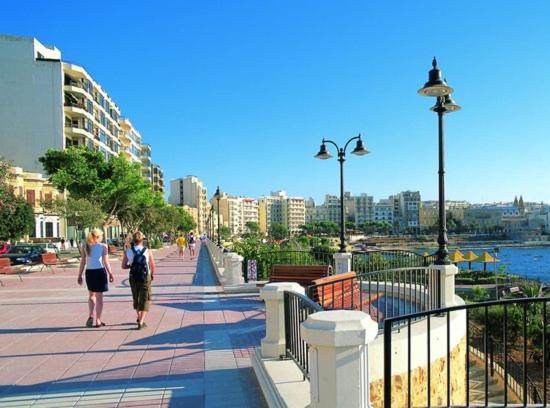 Spacious Apartment Steps To The Promenade Sliema Kültér fotó