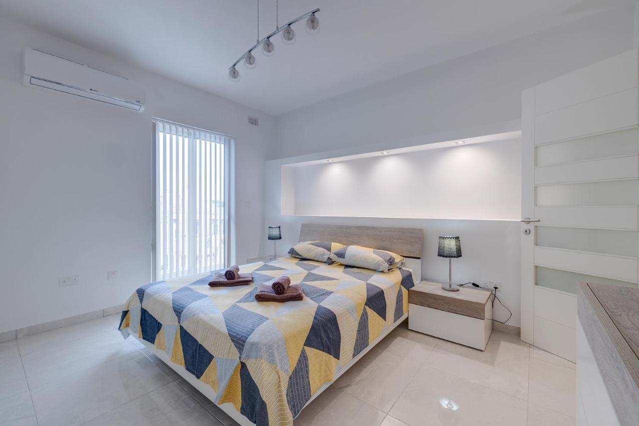 Spacious Apartment Steps To The Promenade Sliema Kültér fotó