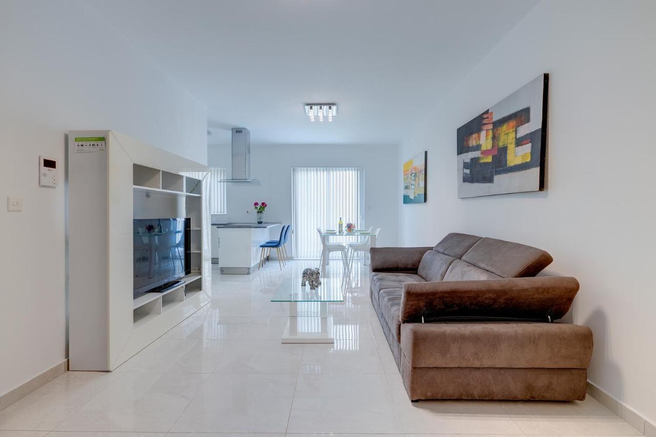 Spacious Apartment Steps To The Promenade Sliema Kültér fotó